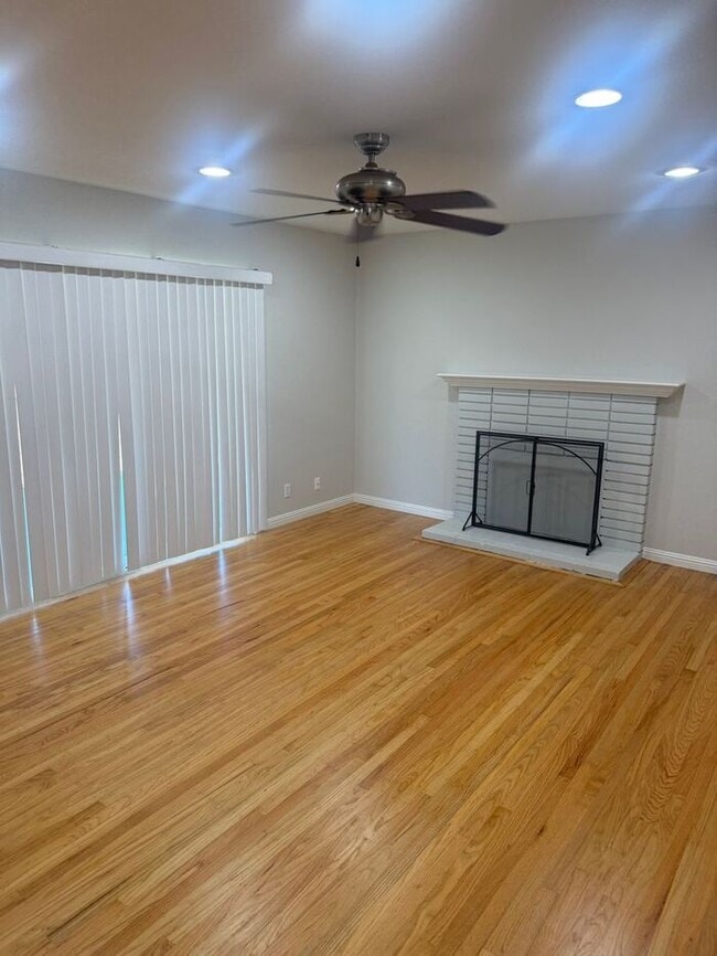 Building Photo - Beautiful 3 bedroom 1.5 House