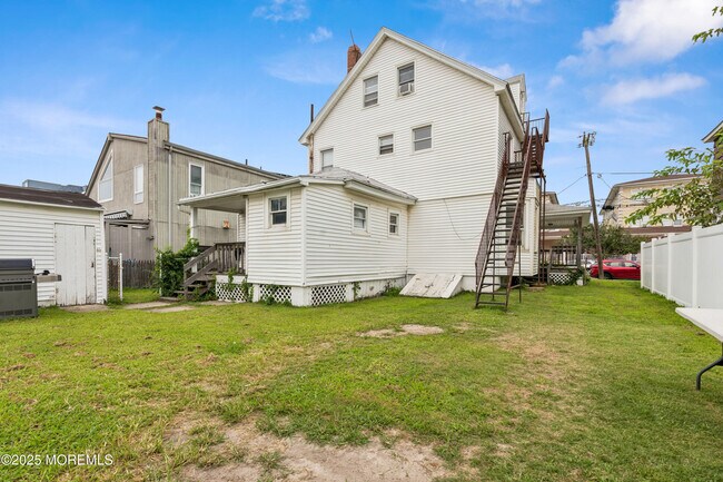 Building Photo - 113 12th Ave