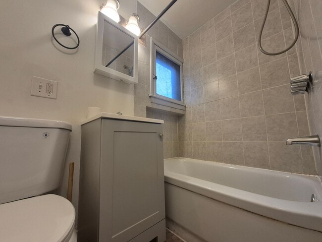 Building Photo - 416 Daly St