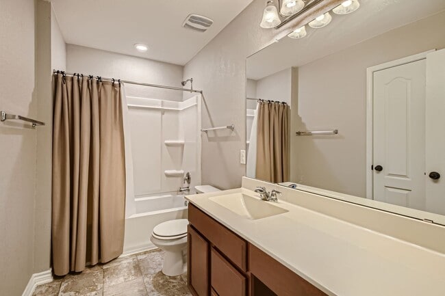 Building Photo - Charming 3 Bedroom Home Near