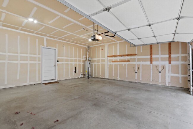 Building Photo - Upgraded 4 Bed 2.5 Bath Home