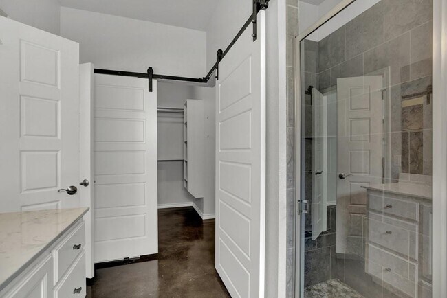 Building Photo - 1365 Hanz Dr