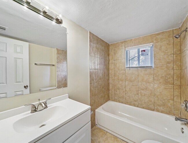 Building Photo - 203 W Hart Ave