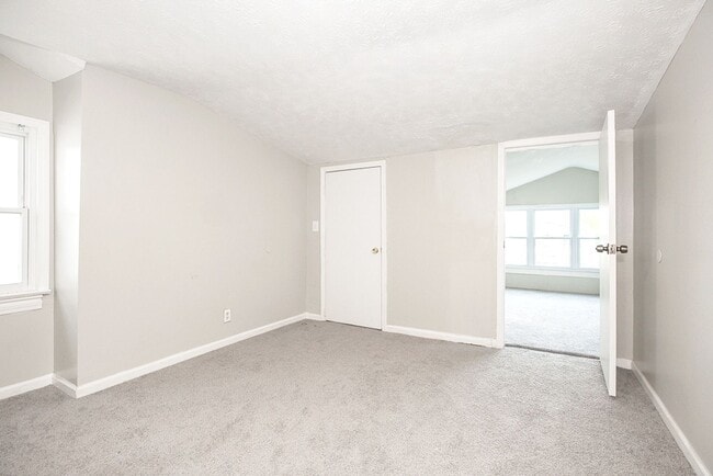 Building Photo - 5 BED 2 BATH BEAUTIFUL SINGLE FAMILY HOME ...