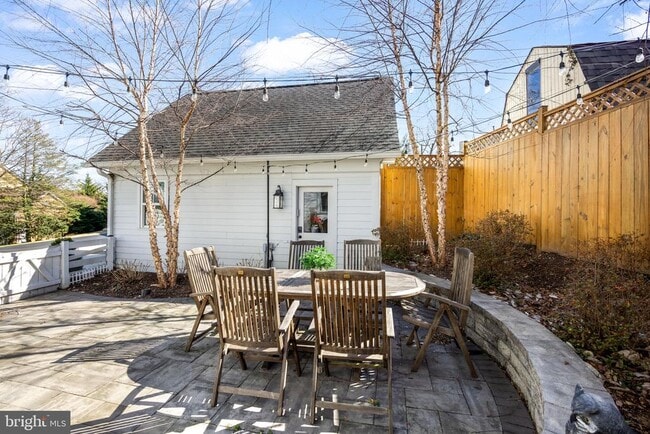 Building Photo - 323 S West St