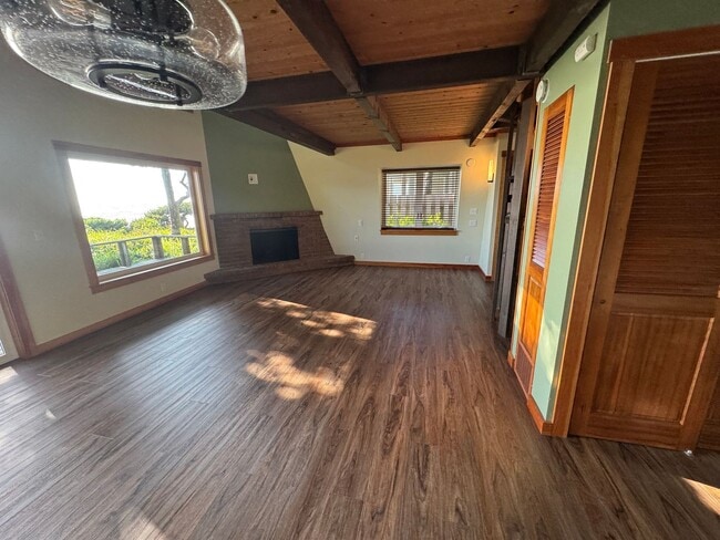 Building Photo - Beautiful Ocean Front Home in Seal Rock!