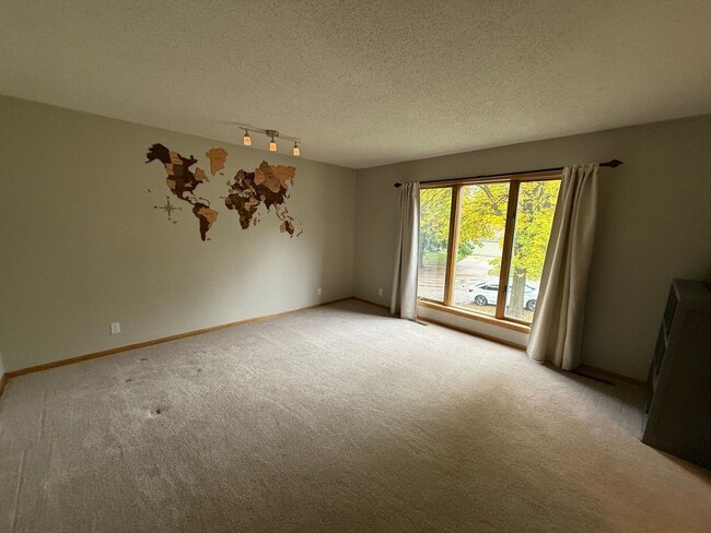 Building Photo - Beautiful single family home!