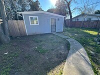 Building Photo - Beautiful Remodeled 2 bed, 1 Bath Back Lot Unit