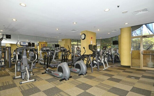 Building Photo - Spacious 2BD/1BA Condo with Glorious Views!