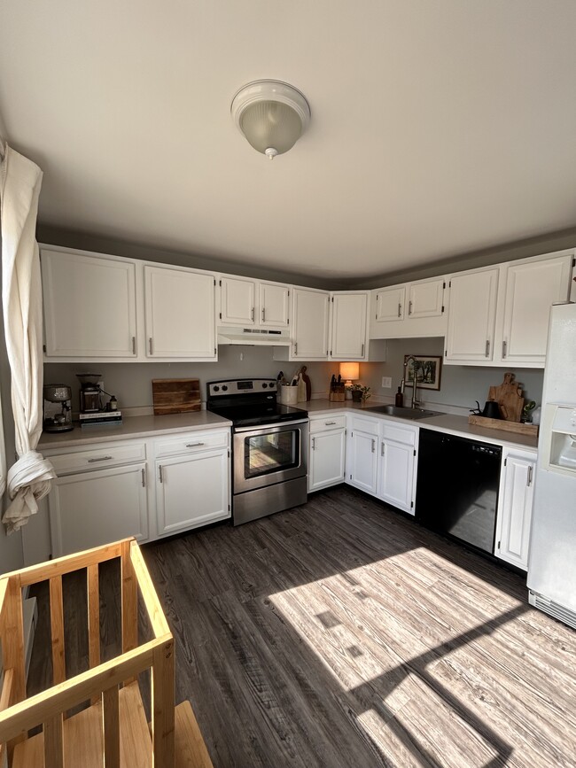 Updated kitchen - 252 Union St