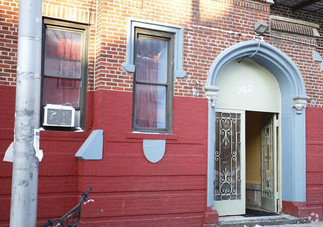 Building Photo - 762 E 3rd St