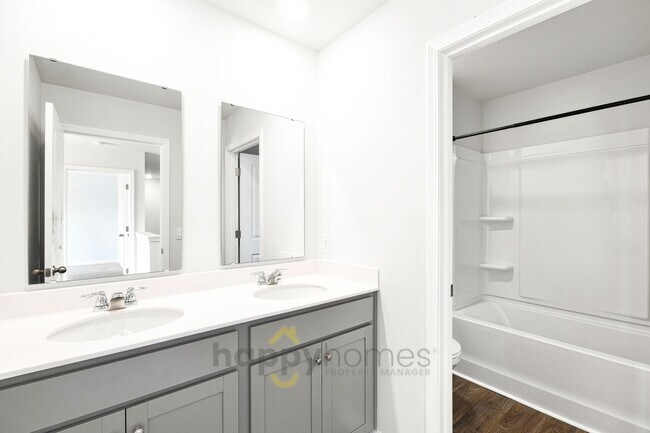 Building Photo - 4 Bedroom, 2.5 Bathroom in Cane Bay of Summerville