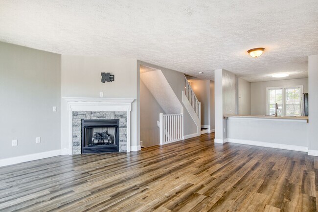 Building Photo - 3 bed / 3 bath. Parking. Pet Friendly.
