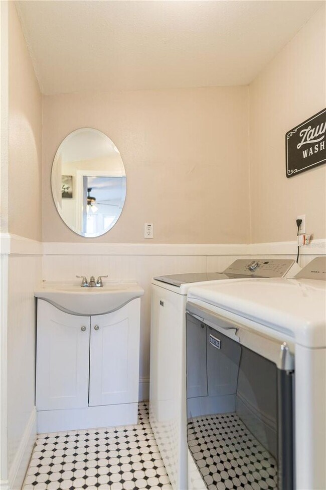 Building Photo - Live Wilder: Historic Charm Steps from Tam...