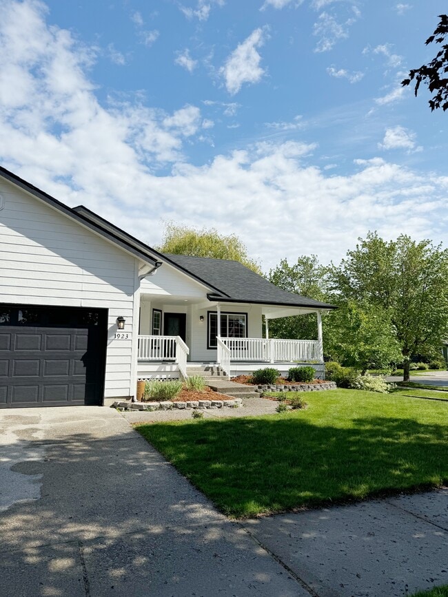 Primary Photo - 1923 W Hampson Ave