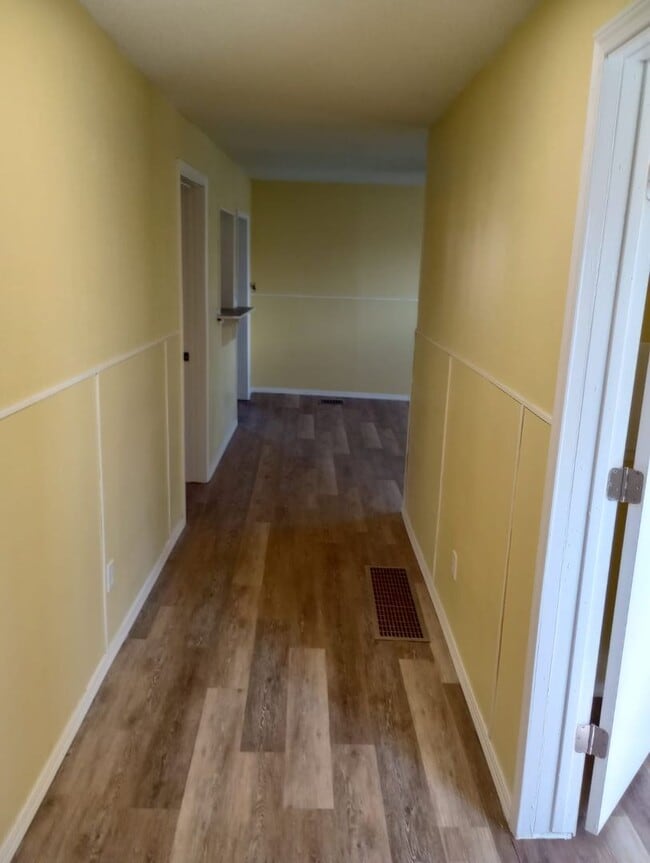 Building Photo - 3 bed 2 bath Renovated Rent Home