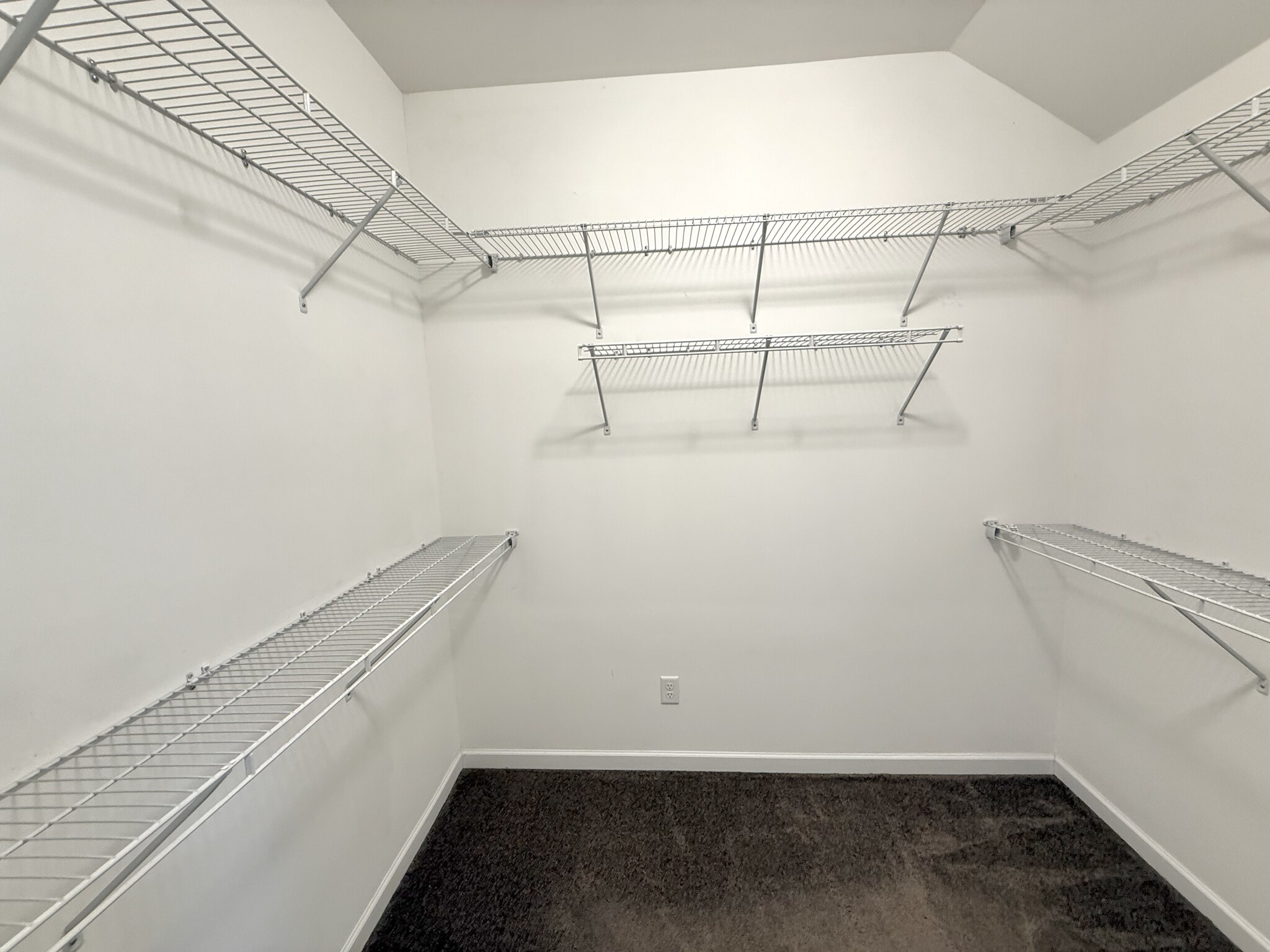 Walk-in Closet - 1625 Cove Dr