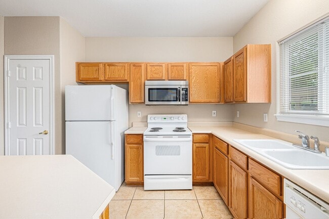 Building Photo - 2 bedroom Condo ,Gated community  Hillsbor...