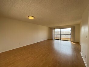 Building Photo - Spacious 2-Bed, 2-Bath Apartment in Prime ...