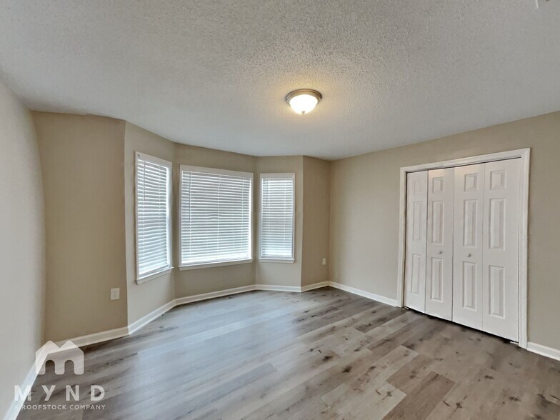 Building Photo - 208 Oak Cir N