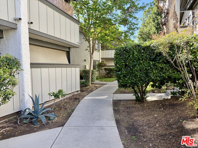 Building Photo - 1348 E Hillcrest Dr