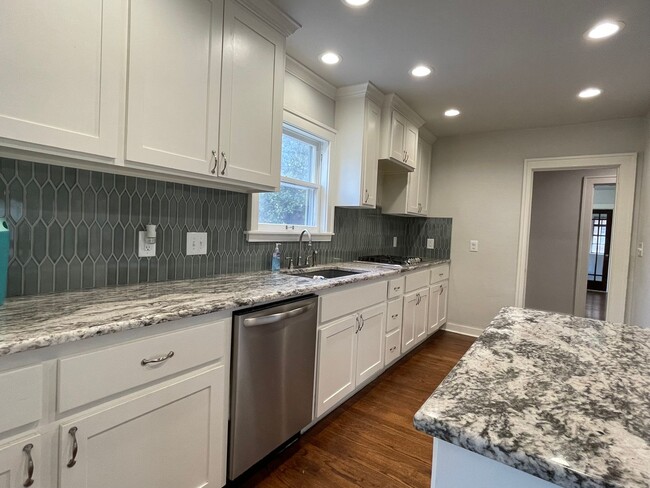 Building Photo - Gorgeous Home Available Now!!