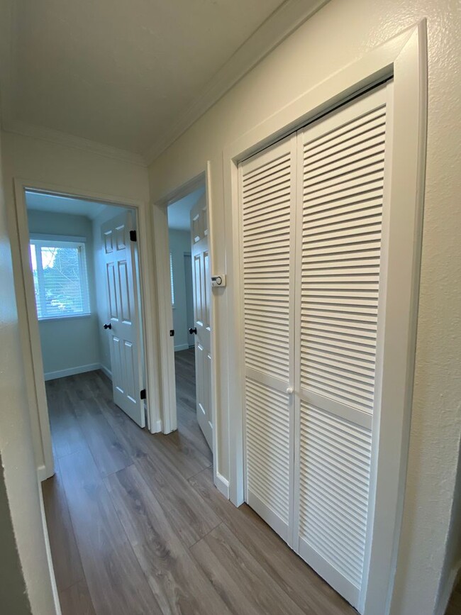Building Photo - Tastefully Renovated Townhouse Available t...