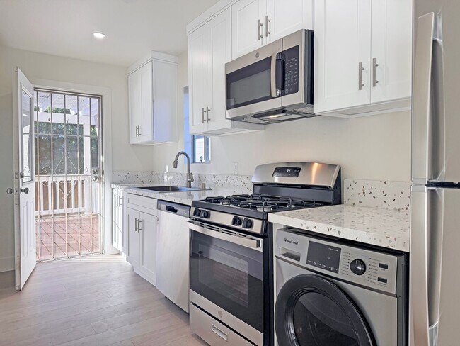 Building Photo - Residential Apartment near Downtown Fullerton