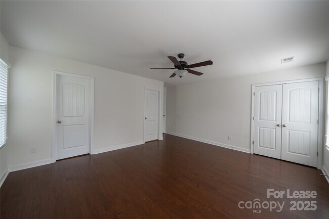 Building Photo - 4938 El Molino Dr