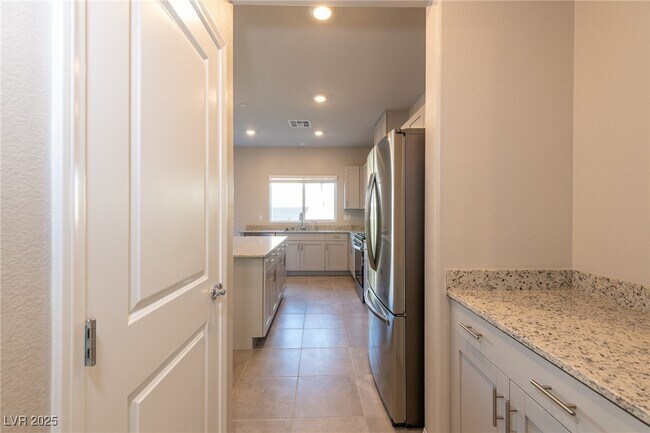 Building Photo - 480 Silverweed Ave