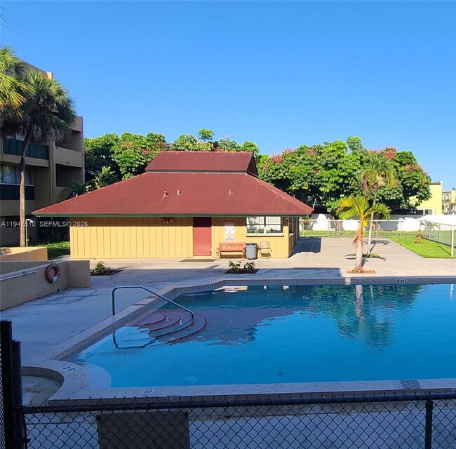 Building Photo - 1750 W 56th St