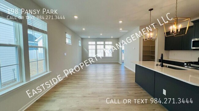 Building Photo - 198 Pansy Pk