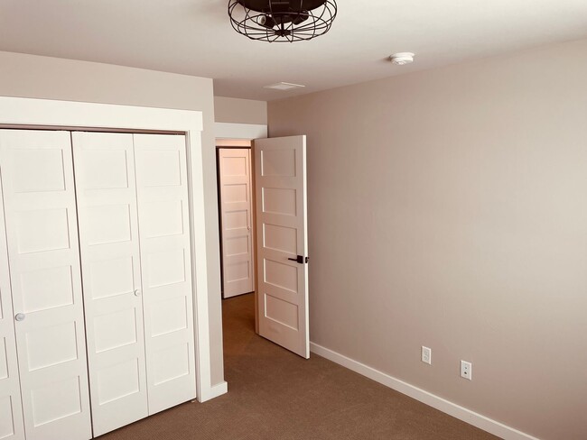 Building Photo - 3 Bd / 2.5 Bath