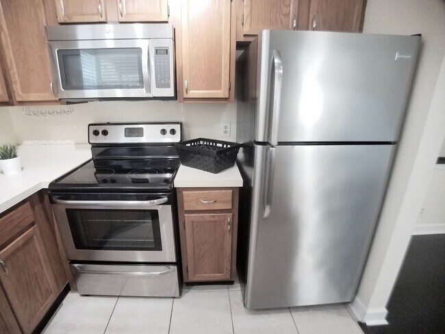 Building Photo - Beautiful 1/1 wood floor condo for rent in...