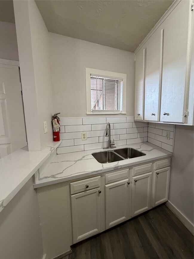 Building Photo - 4811 Oakland St