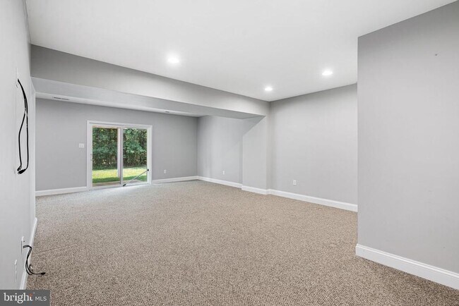 Building Photo - 89 Isabelle Ct