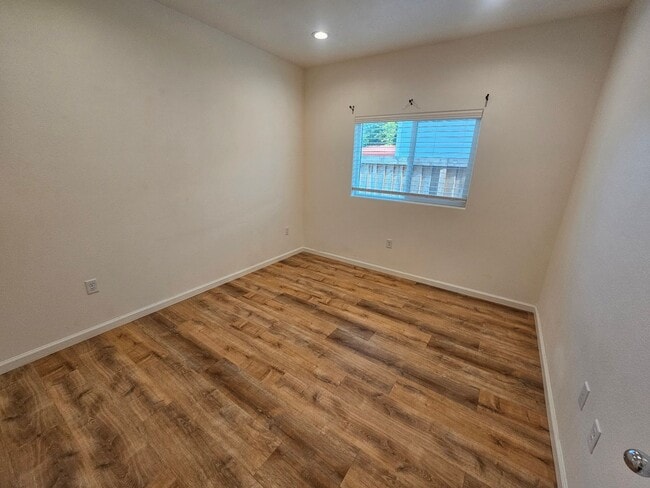 Building Photo - 3 Bedroom 2 Bathroom Duplex for Rent in Corning!