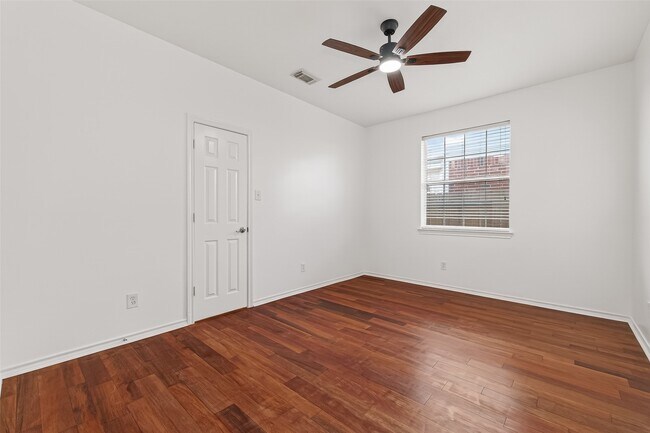 Building Photo - 1015 Longdraw Dr