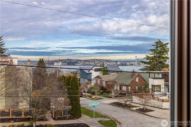 Building Photo - 2bd/2.5ba Seattle Townhome