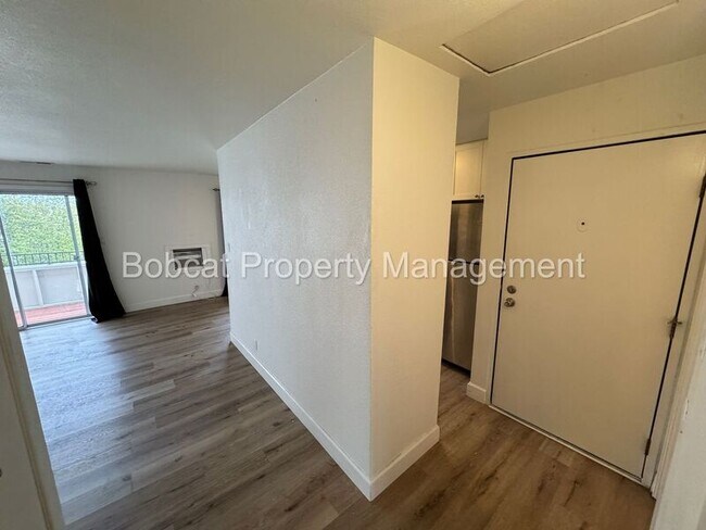 Building Photo - 400 S Saliman Rd