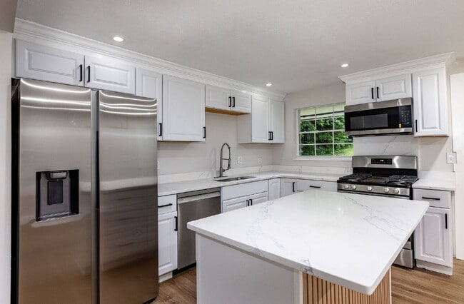 Building Photo - 722 Castro Ln