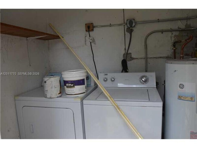 Building Photo - 5720 SW 36th Ct