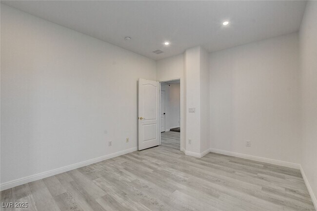 Building Photo - 8125 Chestnut Hollow Ave