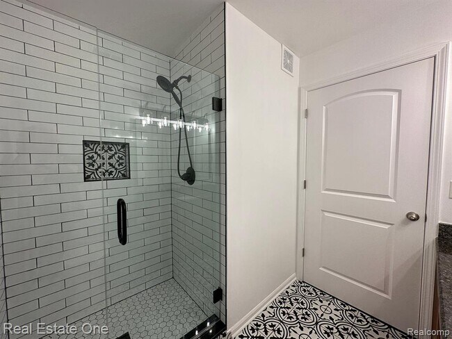 Building Photo - 28289 S Pointe Ln