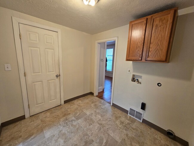 Building Photo - South Hill Home!! Available Now!