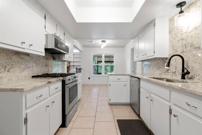 Building Photo - 2624 Barton Hills Dr