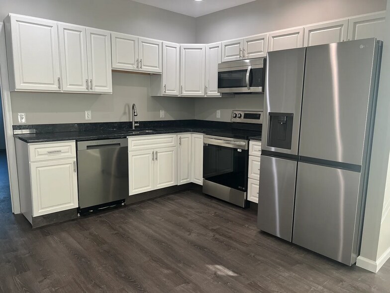 Building Photo - 348 Elm St