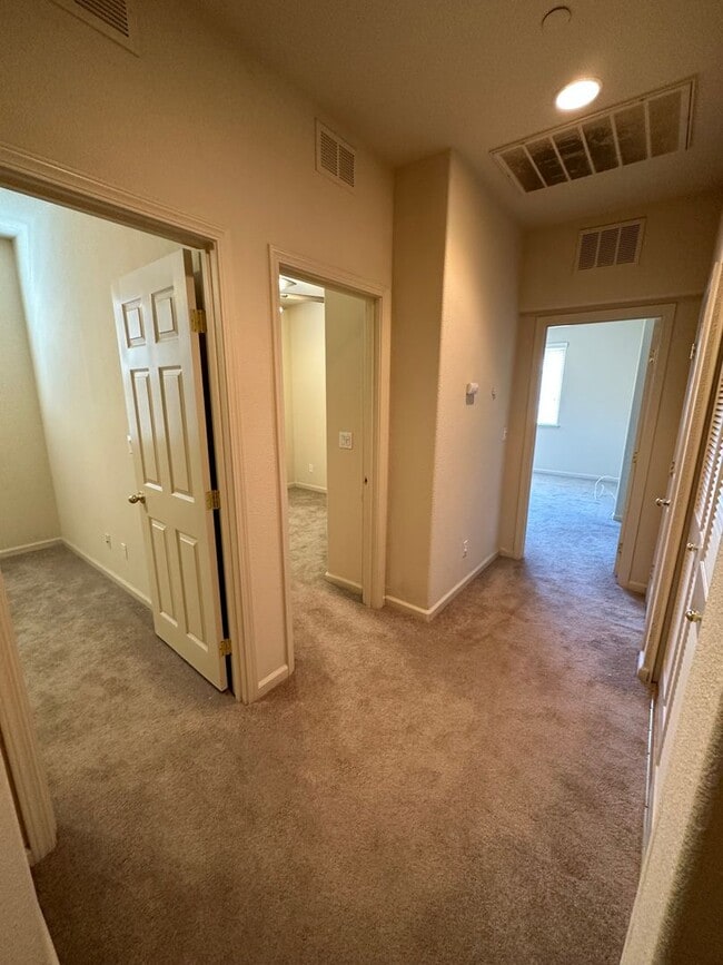 Building Photo - Beautiful 3 Bedroom Lincoln Condo!