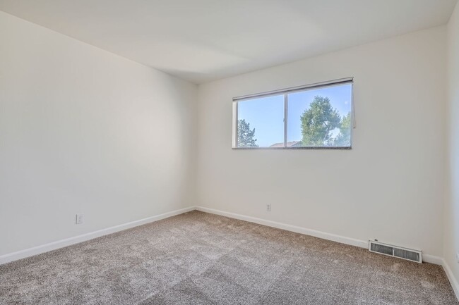 Building Photo - 4452 W Pondview Dr