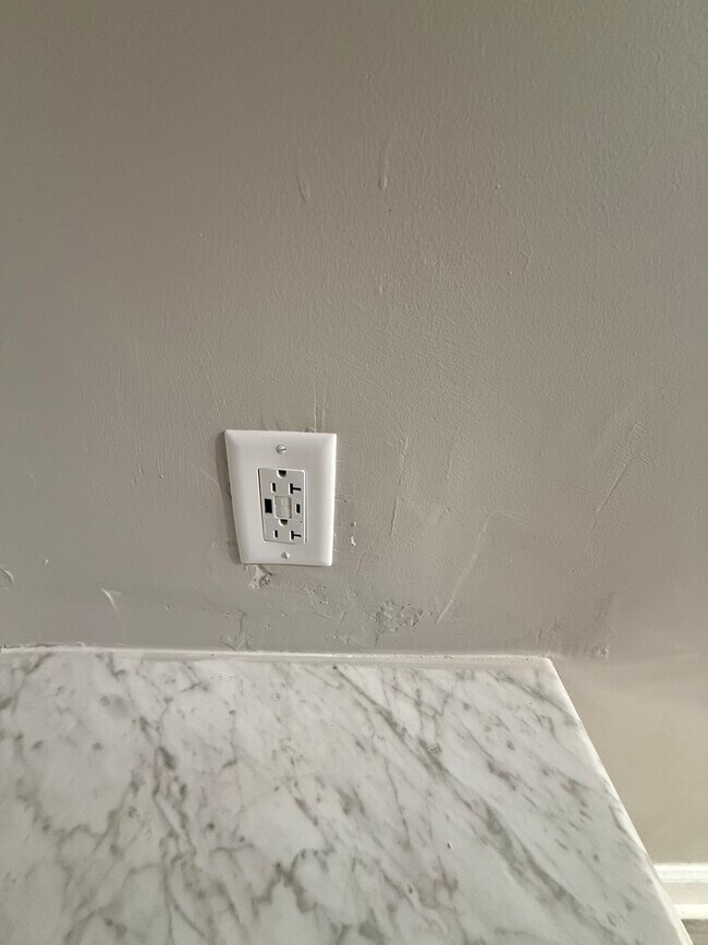 Building Photo - 746 N Schuyler Ave